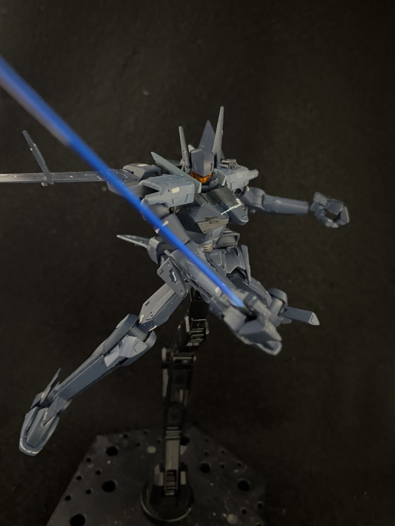 腕にジャンクにあったゲルググの腕パーツをつけてブレイドユニットを取り付けています！(写真では通常ですが(--;))