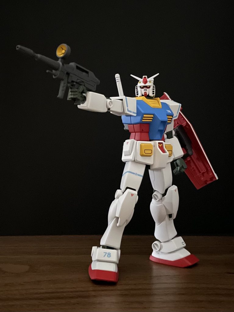 アニメ寄りのカラーリングを目指して塗装。盾の裏は赤で。