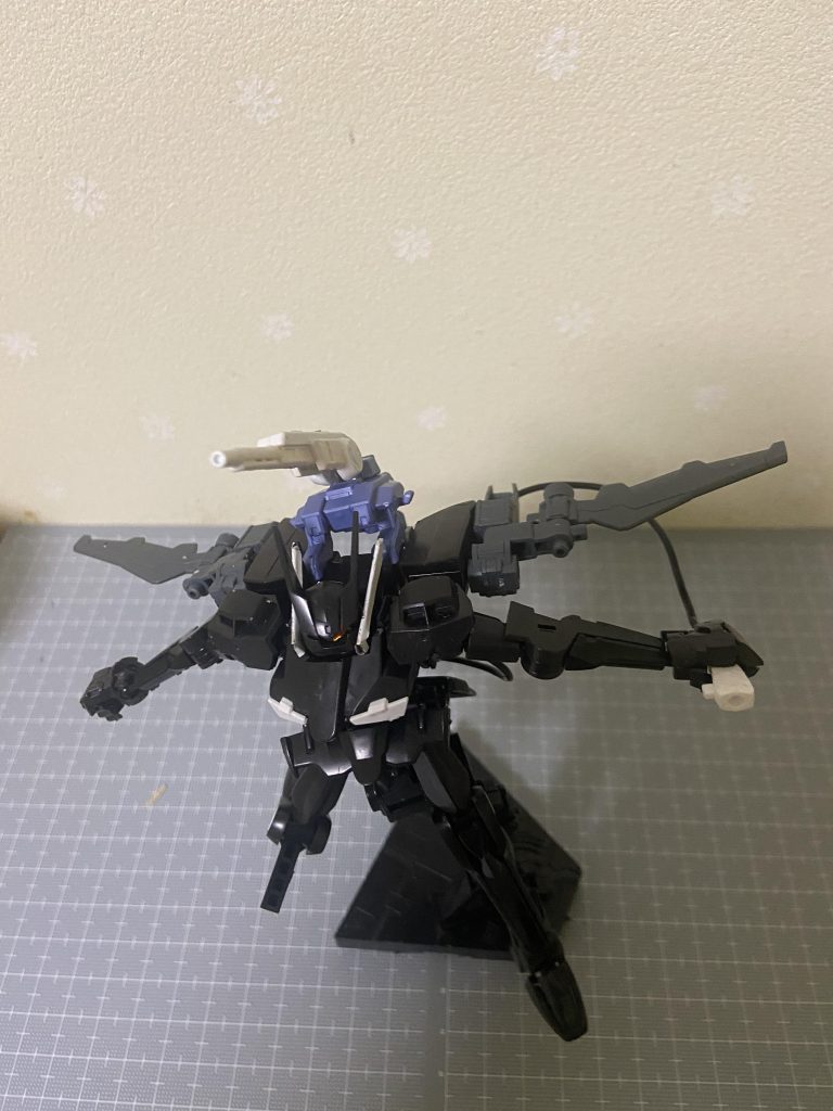 モビルワーカーに飛行機能はないのでフラッグに乗せて運ばれる、ちなみに周りからはまともな奴は乗りたがらない機体とか、変態な傭兵集団とか言われているらしい。