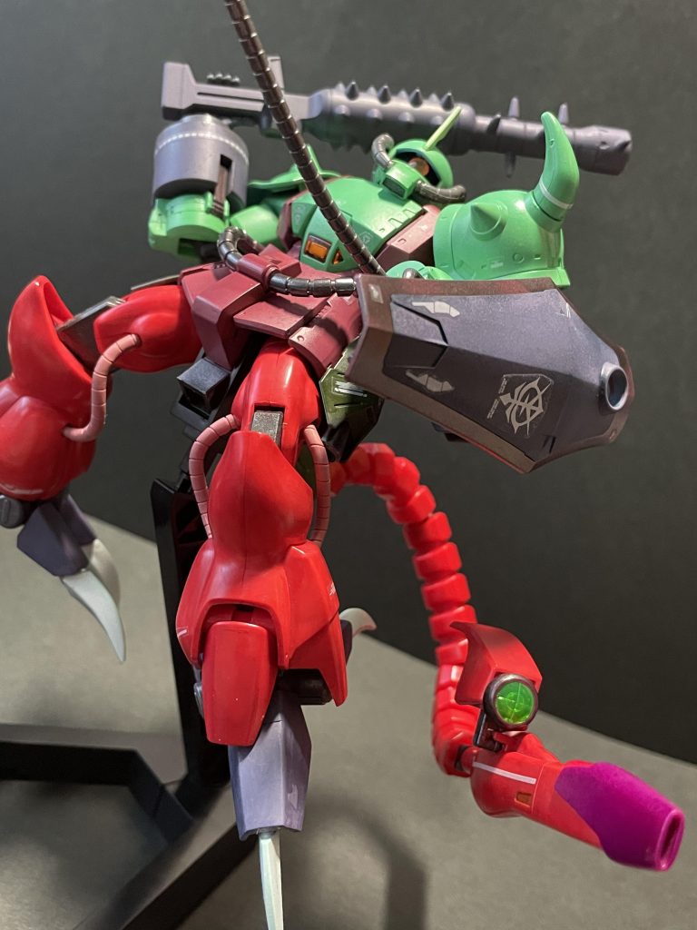 尻尾が生え原型機より類人猿っぽさが増したが無論、戦闘能力向上を期してのこと。フレキシブルに稼働するビームライフルにより全方位に死角はない。