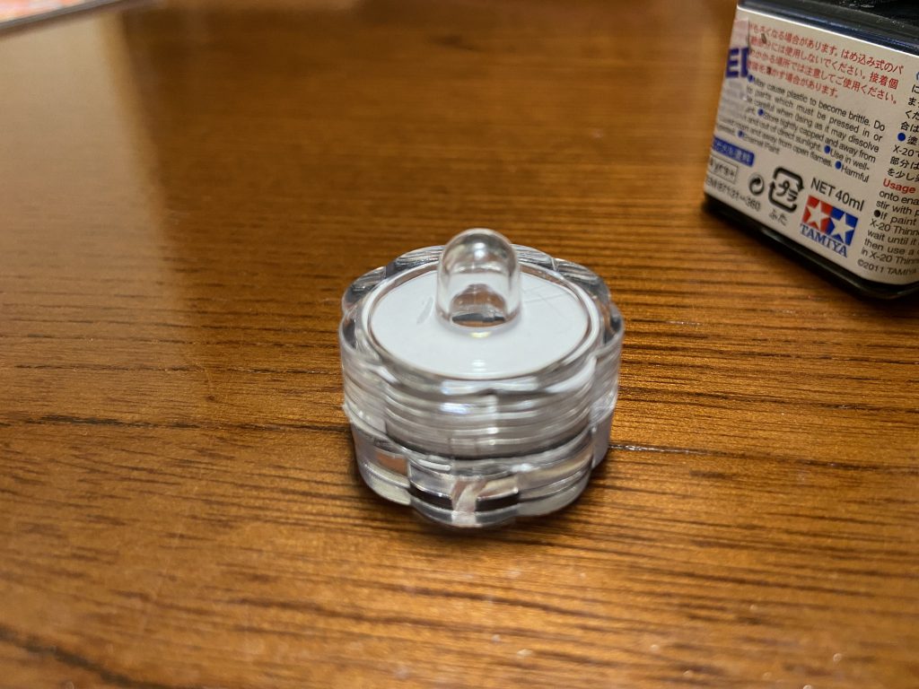 2つで100円のDAISOさんの色が変わるライト✨100均のコスパはすごいですね^ ^デカいのでバラして仕込みました!