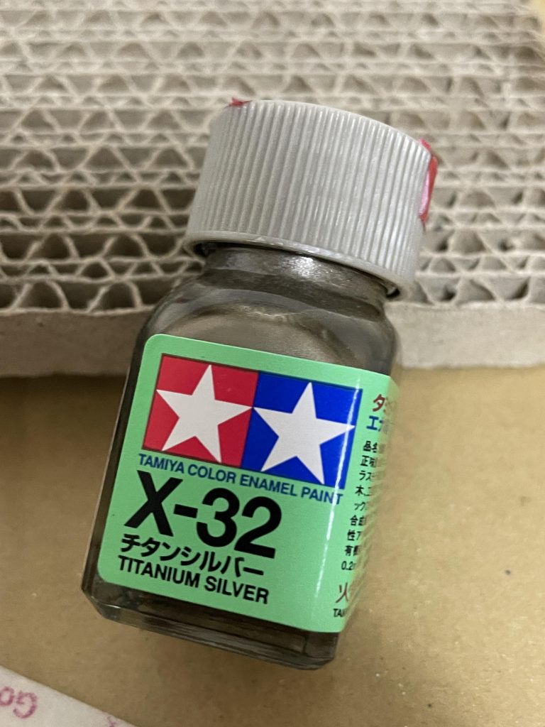 メイン塗装はこれ一色のみ、水性トップコートしていても擦れる部分はやっぱり剥げます…数日かけて厚くトップコートすれば大丈夫そうですけど、アルミの質感を残したかったのでトップコートはあっさり目にふいてます💦