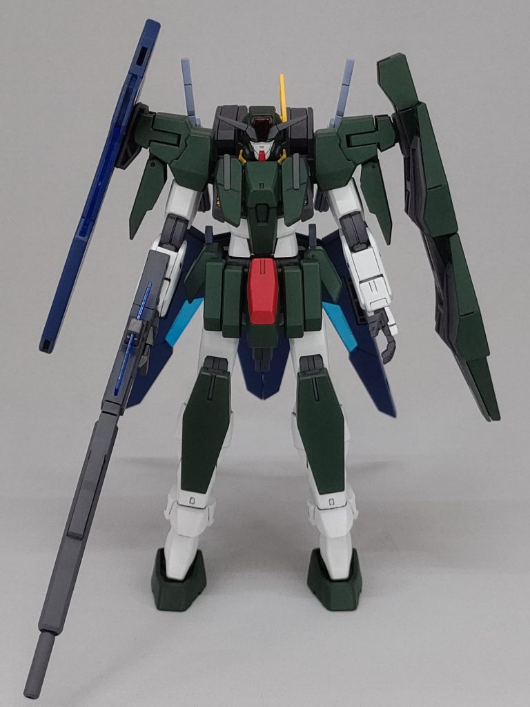 スカート裏や目立つ肉抜き穴はパテで埋め、膝のシールドビット裏の空白もぴったり合うパーツをエポパテで作っています。