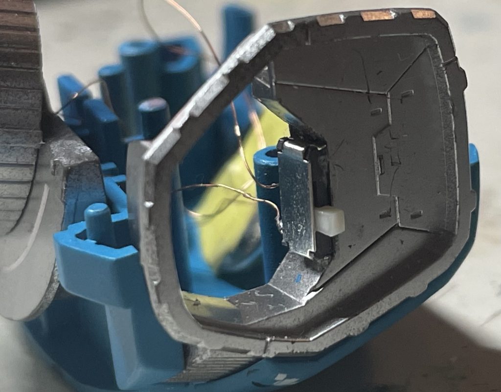 マイクロスライドスイッチは、脇の下に配置。