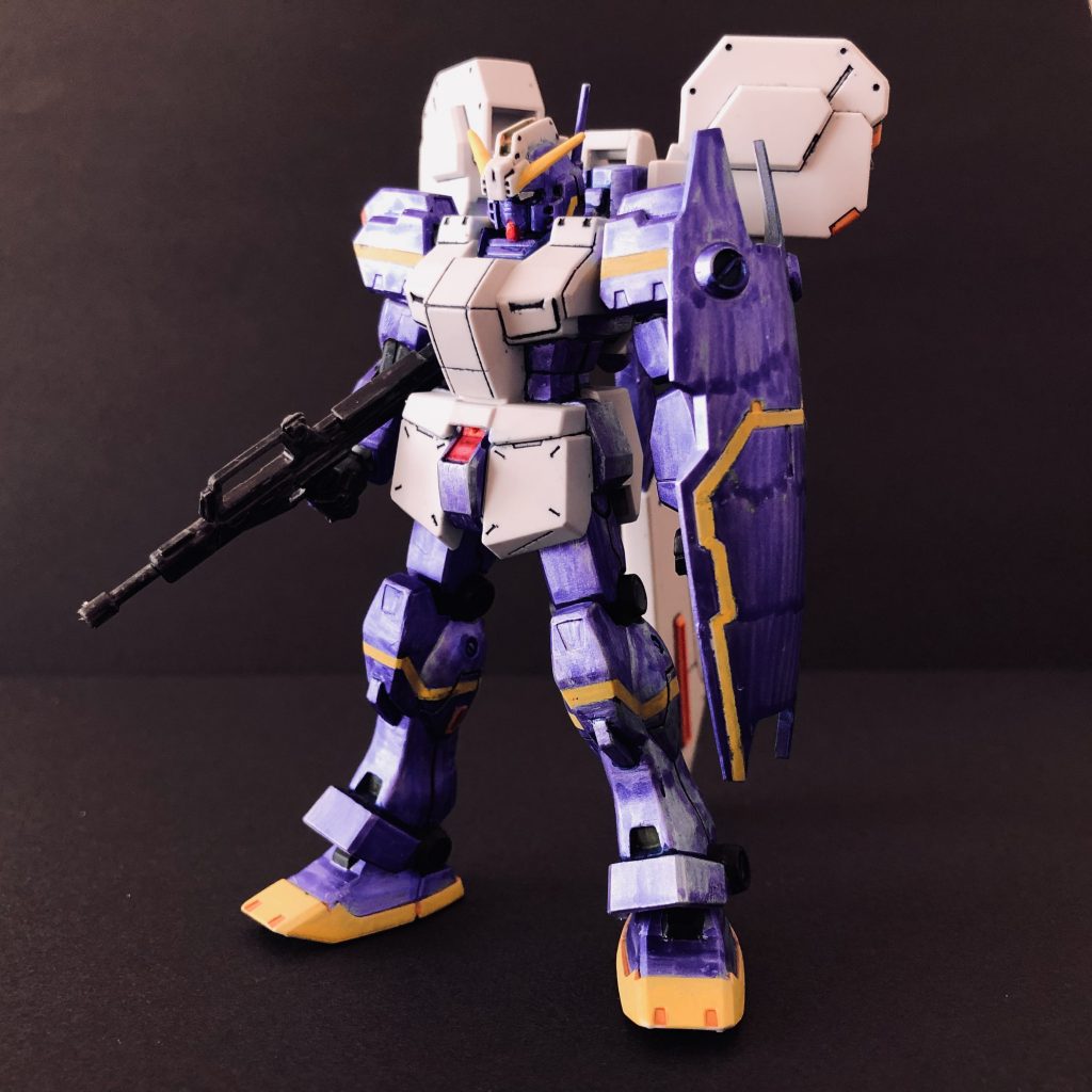 合わせ目消しをしたあとは、成形色のままスミ入れするパーツと、サフを吹いて塗装を施すパーツにわけて作業しました。