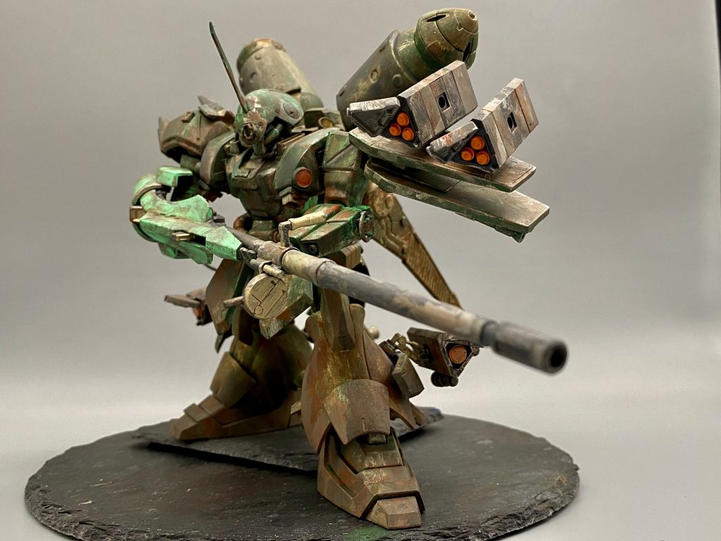 〜此処から妄想設定あり〜火星のジオン残党とかティターンズ残党とかが入り乱れてる無法地帯でのジャンクパーツをかき集めてゲルググjをレストア(もはや魔改造)したのに結局乗られることなく倉庫で半世紀くらい眠ってたのを動かした感じをイメージしてます。なので武装などは割と新しめになっており、機体の外殻装甲を中心に汚れや風化しております。