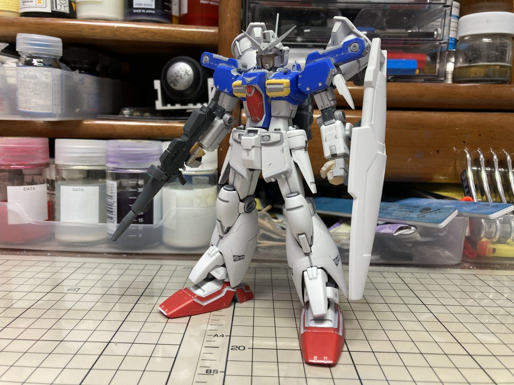 改造後　塗装前プロポーション周りの改造内容は・太もも2ミリ延長・腕関節部1ミリ延長・首回りの新規作成・握り拳、フェイス、アンテナの新規パーツ置き換え・肩のフィン接続構造変更・つま先形状変更くらいで残りはディテール工作がメインになっています詳しくは上部説明欄に貼ってあるリンクの製作動画へ
