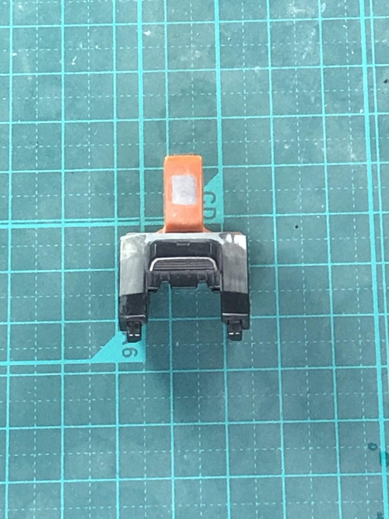 デスティニーシルエット基部はソードシルエットの後ろ側を切断して、HGスクランブルのバックパックを付けています