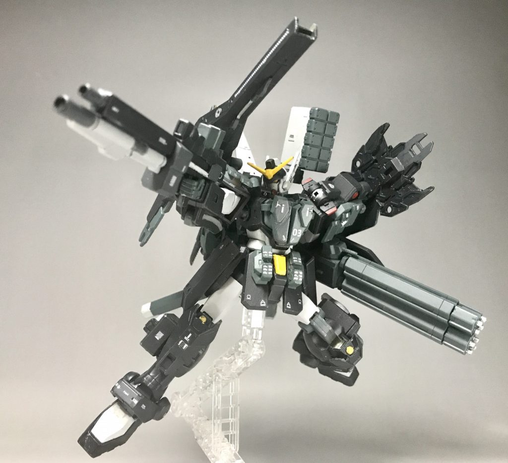 ビームアサルトライフル右手に持つビーム兵器、取り回しのいい武装で速射の効くタイプ