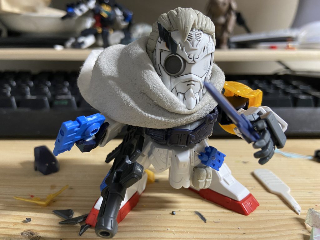 ほぼ塗装前。武器以外は黄忠だけで、作りました。肩アーマーの向きを変えるだけでずいぶんイメージが寄ったほか、あごひげ短くしたり、口のスリットを傷っぽくしたり細かい調整をしてます。