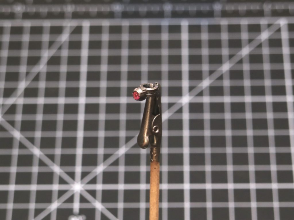 モノアイレールを再現、可動式にしました。パイプはスプリングタイプを考えていましたが、最終的にはメッシュタイプにしました。