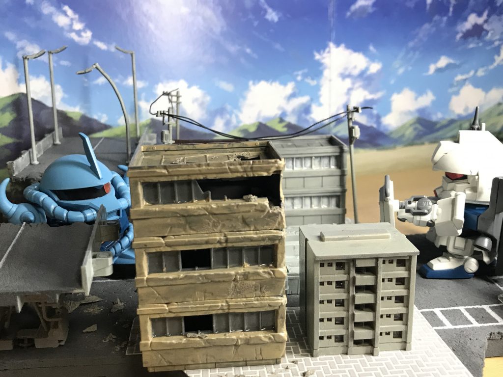 手前のマンションはウルトラマンのガチャガチャを塗装したものです。