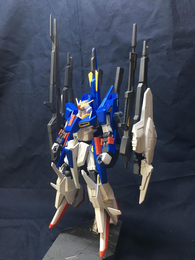 正面。ディフェンサーユニットにビームライフルをマウントできるようにしたので両手が自由になりました。各部合わせ目は消していますが、スネ前面は加工の都合もあってモールド扱いにしました。