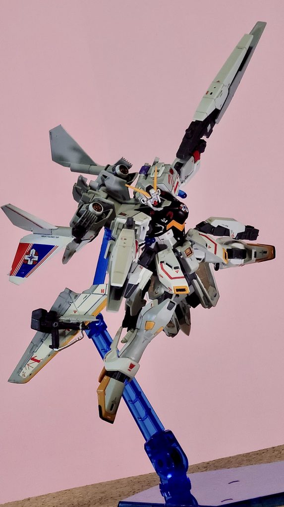 実はHGクロスボーンシリーズのムラマサブラスターとこのメガランチャーがサイズが同じだったのとランチャーの形がF91のヴェスバーに似ていた事もあり、装備させてみた次第です。一応肩軸が重さに負けて垂れることもなく保持しています。ですがやはり大きいですね