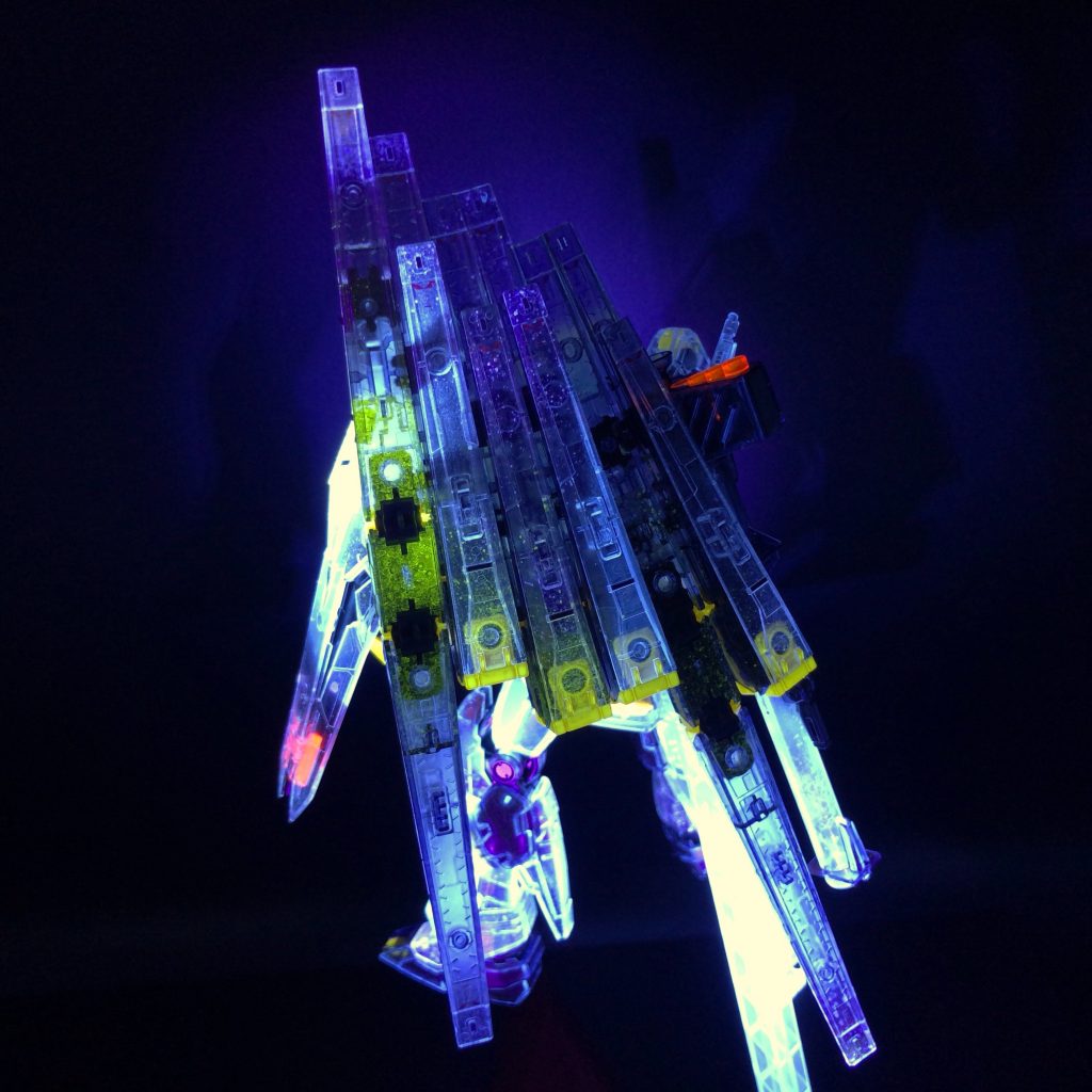 バックになる部分もスパッタリングしています。また、青クリアパーツは蛍光スミイレ、フチ塗りしました🤔