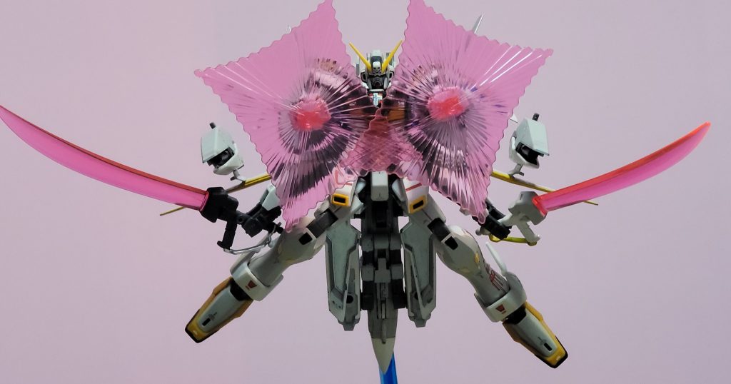 メガランチャーはパイロンに取り付けた状態で射線を前方に向けられます。またサイドスカートのシザーアンカーにザンバーを持たせられるので射線を保ちながらザンバーとビームシールドを展開する事ができます。最終的に武装はメガランチャー、ビームザンバー、シザーアンカー、実は腰部に拡散ビーム砲、ブランドマーカーとヒートダガーは本家から健在という事で実戦配備機の運用に足る仕様になれたかなと思っています。元がクロスボーンガンダムなだけに生産コストが半端ではなさそうですが。。。低コスト機を早く開発しなくては!