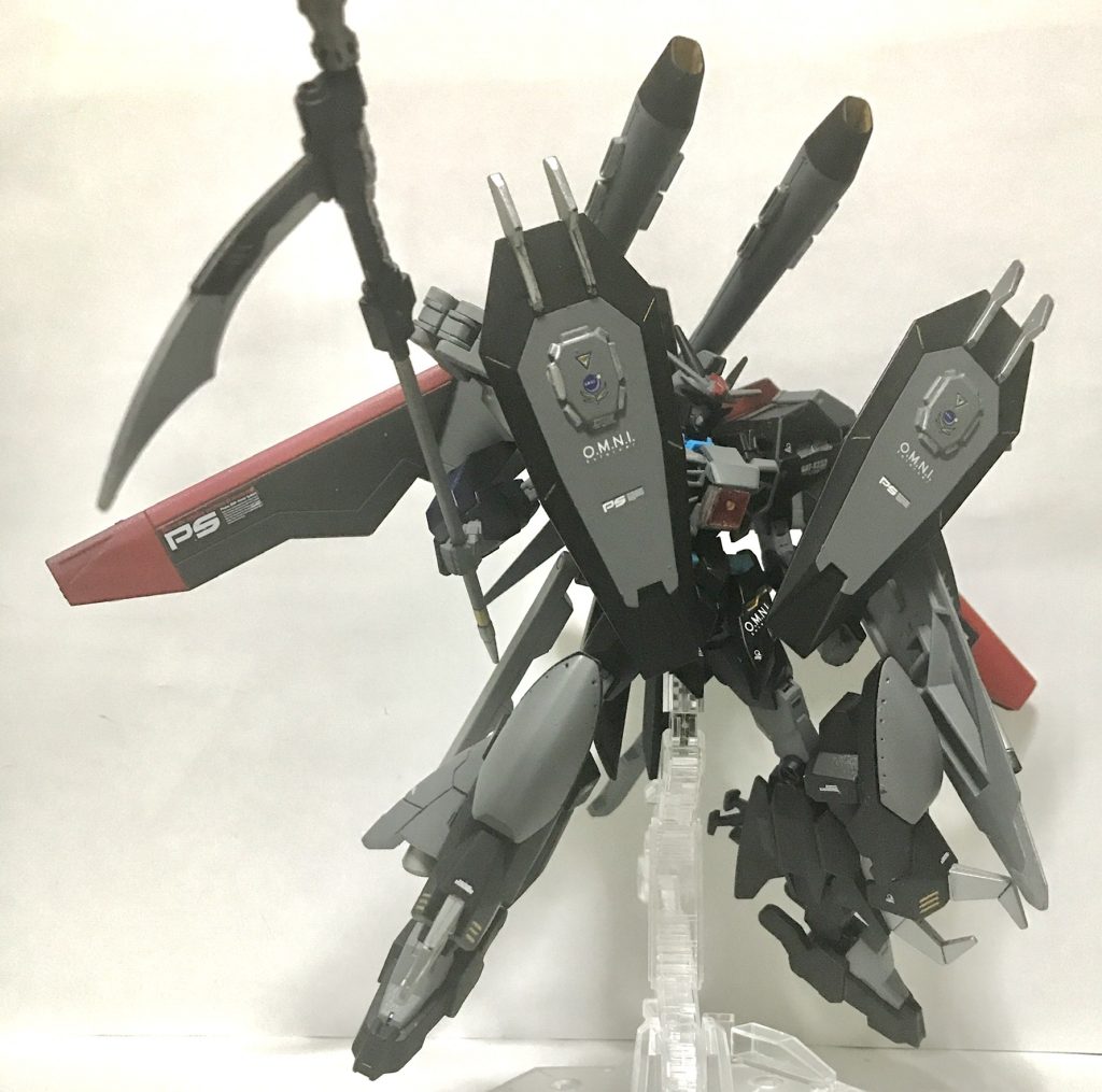 シャニ•アンドラス、モードフォビドゥン『お前!お前!お前ぇぇぇ!』右手に実体鎌ニーズヘグを装備し防御力に優れたモード肩に装備したシールドはビームを曲げ攻撃を受け流す