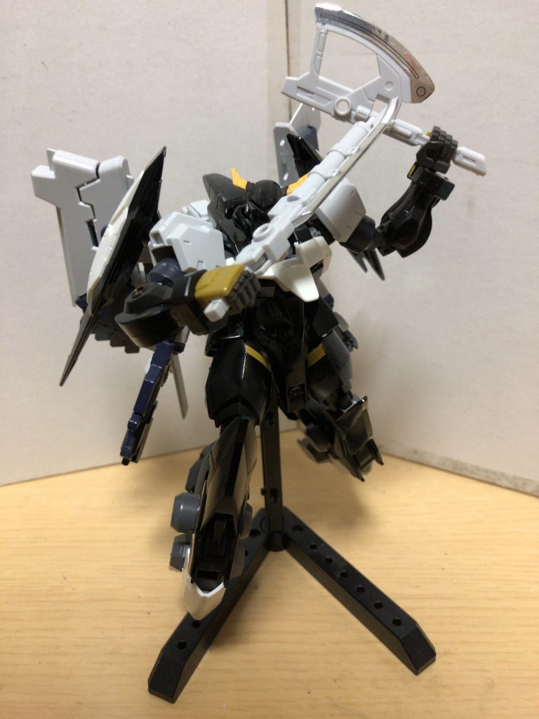 接近戦を仕掛けるネイム･レス気づいた方もおられると思いますが、この機体にはサブアームがあります。しかし、飾りに近いものとなってるので、この機体でガンプラバトルはしたくない……ただ圧倒的な加速力(トールギスに匹敵)を持ってることだけは保証します。