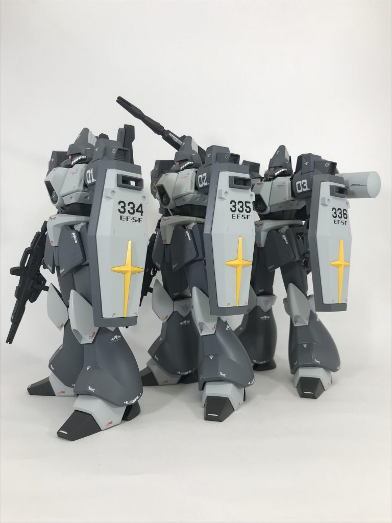 恒例のシールド隊列撮影。前作(リックディジェ)と同じジムⅡシールドを全機共通装備させました。機体ナンバーが並んで見れるアングルは、お気に入りの一つですね。(^ω^)