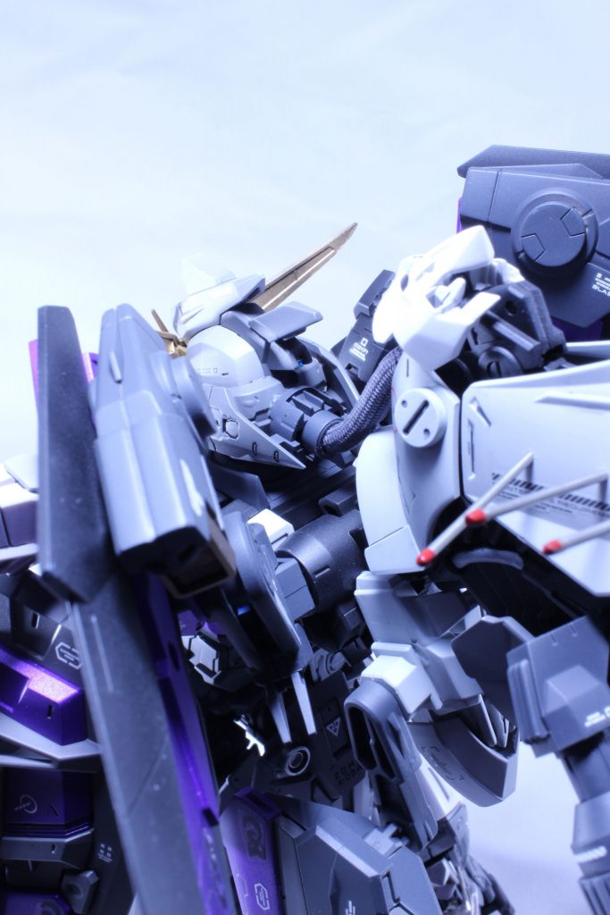 マイ設定で、スワロウテイルシステムの制御は独立しており、パイロットの意思に関係なく自律にて稼働します。戦闘能力はありませんが、バーニアが2つしかないため小回りが非常に効くシステムなので、低出力高機動となっています。そのモニタとしておでこのツノを排除、代わりにセンサーを埋め込みそこからの情報で自己判断して稼働するので、後頭部に直接有線にてコネクタを接続してます。っていう感じでこうなりました😆