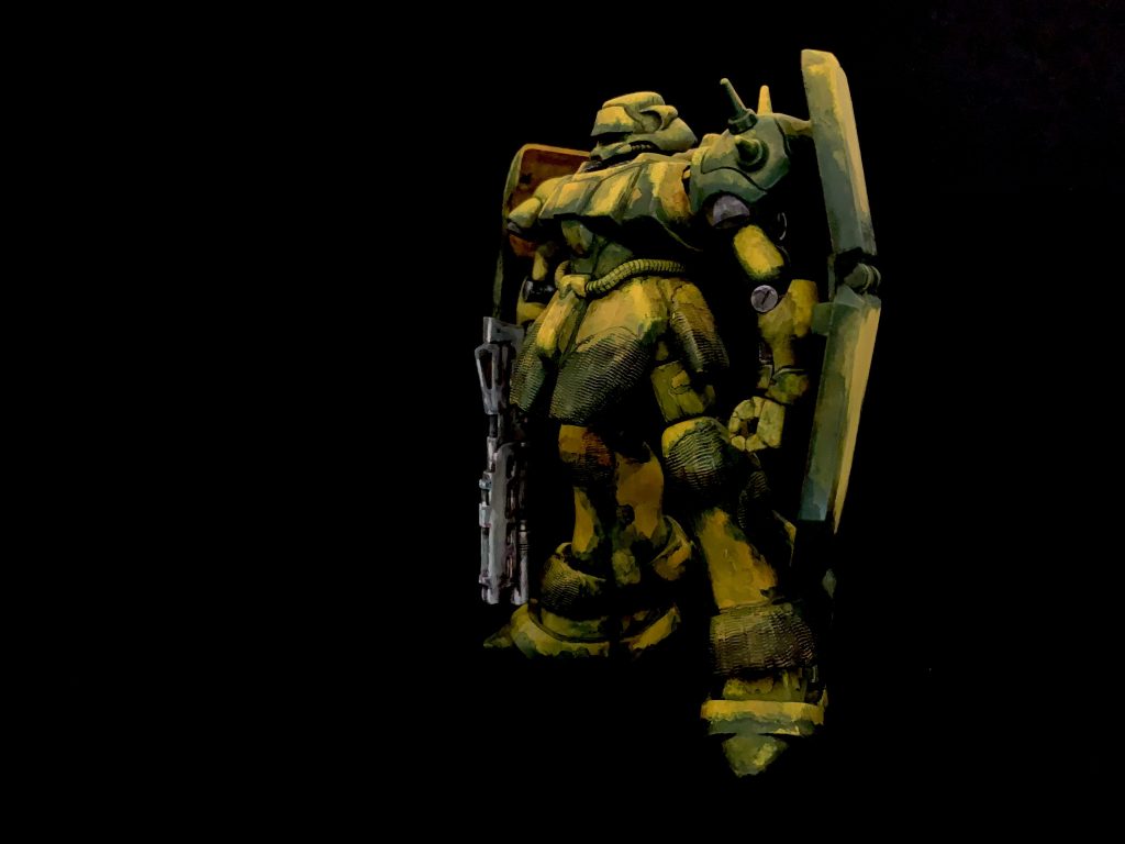 近藤和久先生の画集に掲載されていた、二色迷彩のギラドーガを参考に、アクリルガッシュとミスターウェザリングカラーの筆塗りで塗装しました。