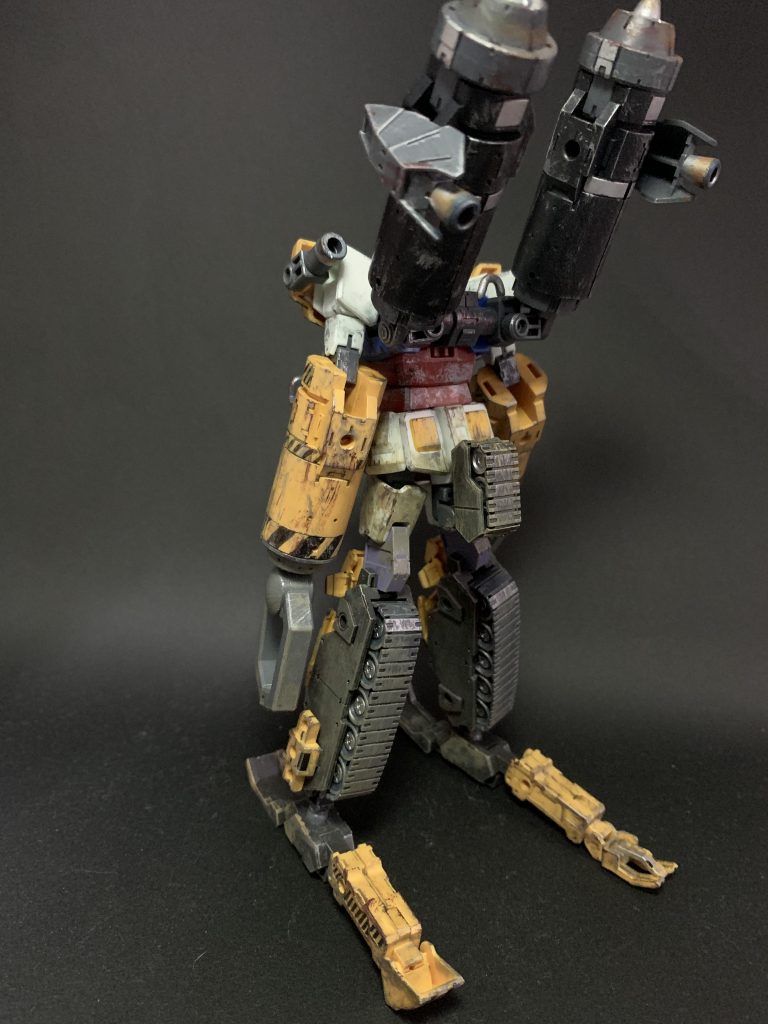 バックショットチャームポイントはお尻の履帯これが無いと下記の変形時に自立しません…!バックパックのタンクは高燃費のパワーアームを維持するための増槽という脳内設定