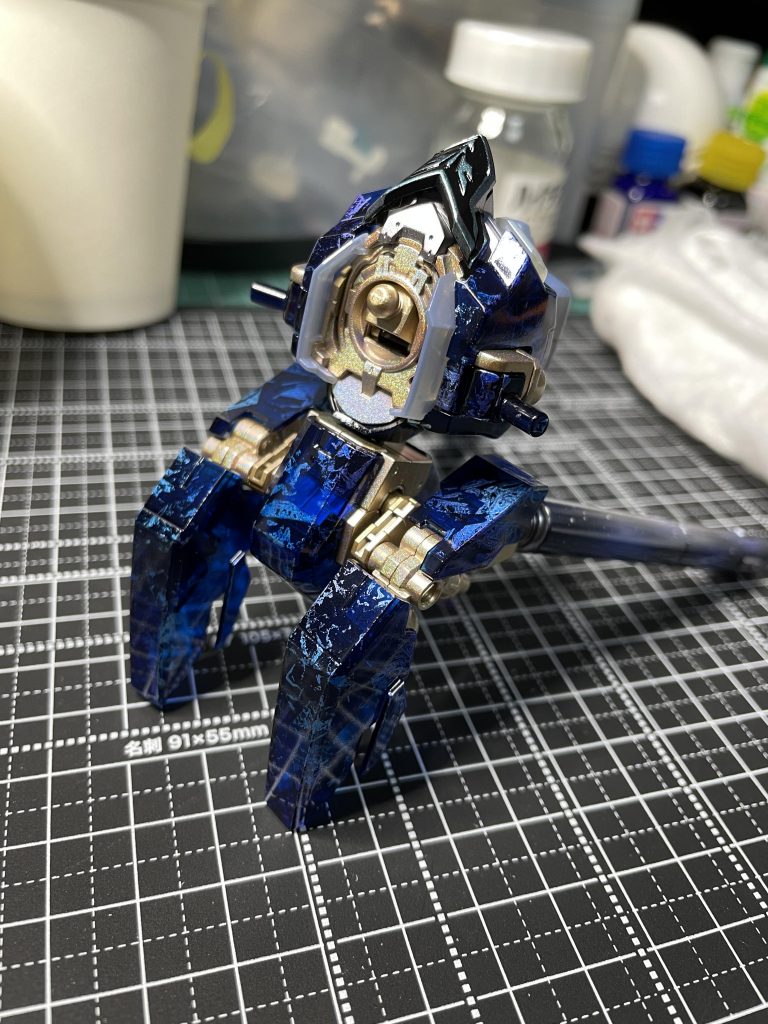 エングレービングは、グリーン系のメタリック塗料を吹いた後、エナメルブラックを吹き付けして拭き取りで仕上げ。