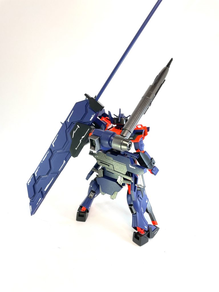 後ろ姿。バックパックと左肩にオリジナルのストライカーパック、ドラゴンノヴァストライカーを装備しています。