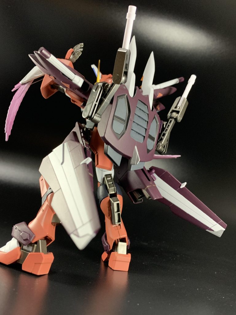 ファトゥムのエンジンとウイングは、サイドアーマーを移植しました。サイドバインダーの大きなイージスの印象を引き継いだ形です。