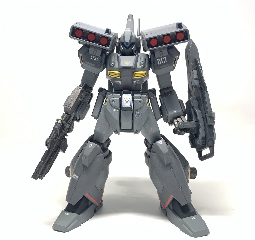 正面。全体をグレーに変更。武器はシステムウェポンキット003に変更しました。シールドは手持ちにしたかったので腕に加工等はせずに逆手持ちにしてます。