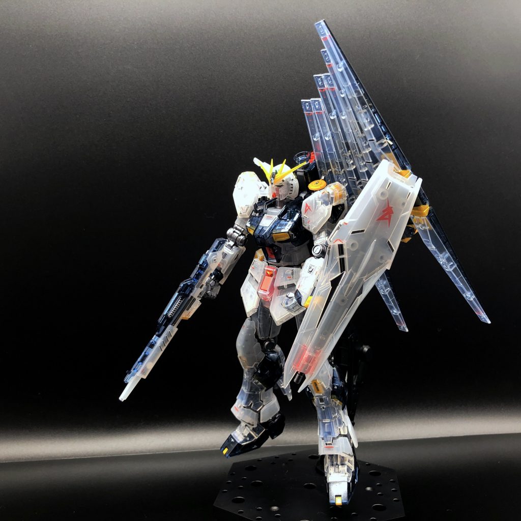 通常時ですほぼ見えませんがシールドと肩にネオジオンマークの透明デカールに蛍光イエローをふいたものを貼っています。透明デカールは種類によりだいぶ強度が違うので硬めなものにしましょう🥲