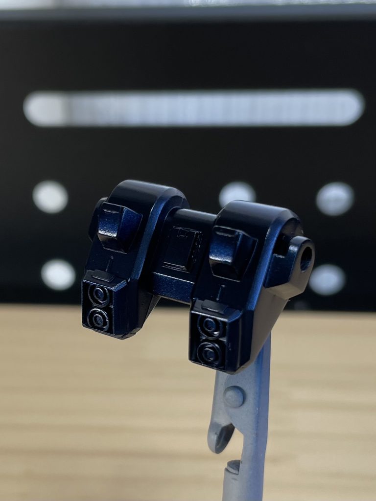 濃紺部のプリズムブルーブラックは素晴らしくいい色ですが、エアブラシの吹き加減によっては色合いが変わってしまうので難し目です。