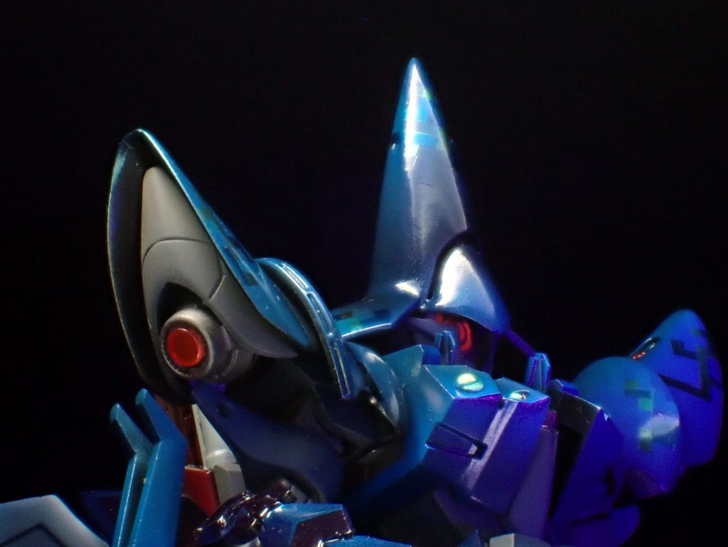 目や肩裏の丸はUVライトで光ります。