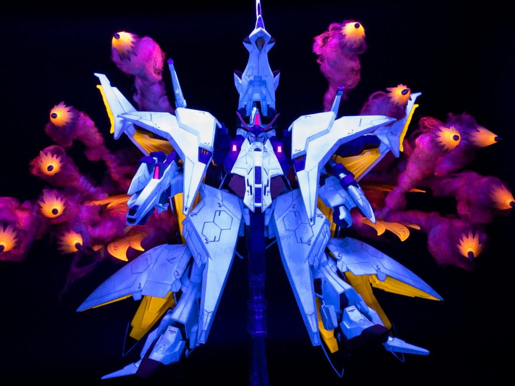 ミサイルエフェクトにも蛍光オレンジを軽く吹いているので光らせることができます。