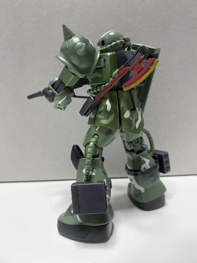 迷彩柄を少し妥協してしまったので、最初に塗った白が多めになっているので、目立ってしまっていますね。ここは反省点。