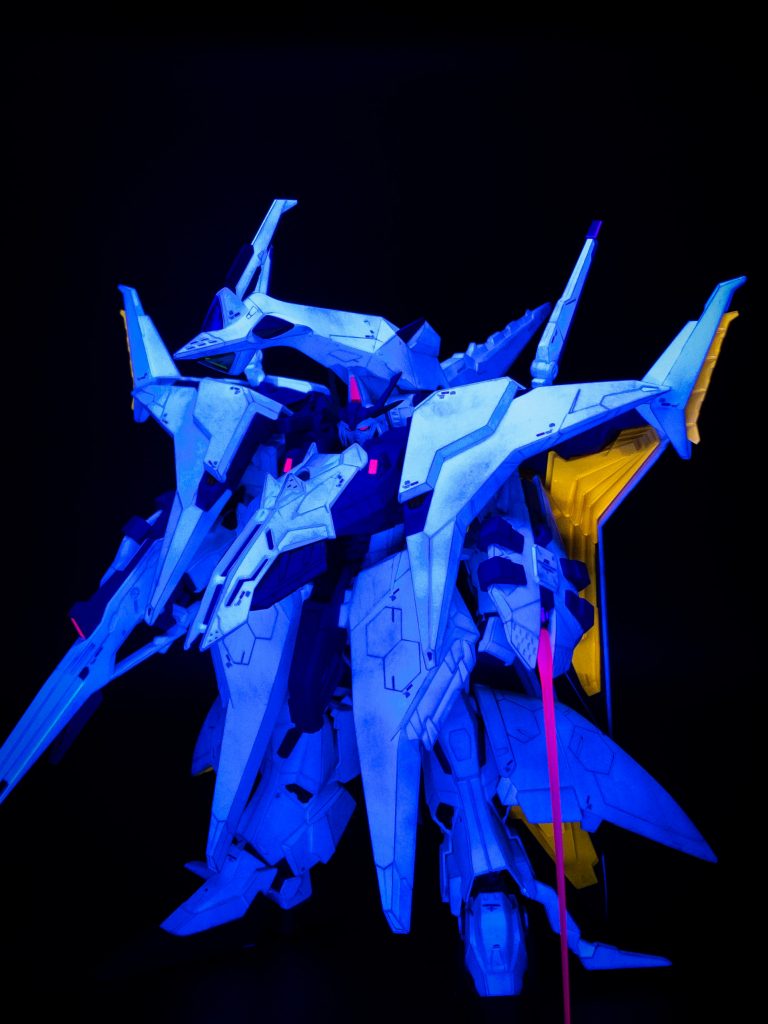 さて今回の目玉、蛍光塗料による発光表現です。