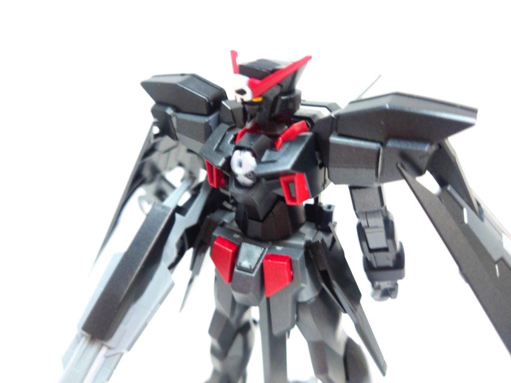 先日のAGE再販の折、Gバウンサーとセットで購入していました。ダブルバレットと凄く悩んだんですが、元々ダークハウンドのデザインがかっこよくて好きなのでこちらを購入しました。金曜日の夜に購入して、同じお店に日曜日の朝行ったらこの2つは完売していました。恐るべし・・・。今回はEXVSのCGっぽさをイメージしてメタリックブラックで塗装しました。本来のグレー部分はもう少し薄いんですが、こちらもゲーム独特の質感を出すためにガンダムカラー連邦グレーで塗装しています。メタリックレッドはガンダムマーカーEX　ロイヤルメタレッドで塗っています。このメタリックレッドは発色が濃い目なので、ピンポイントで使用すると映える感じがします。