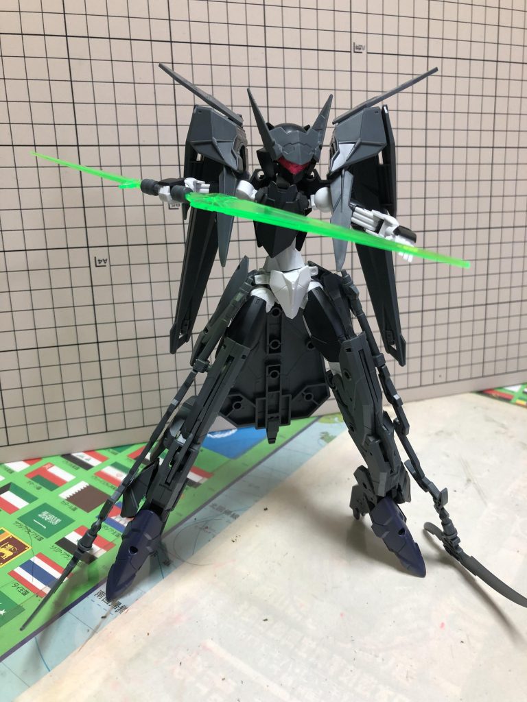 副兵装:フォトンデバイス        この兵装はトルネイドサイズを中央で繋ぐ武装であるが、その本質は魔法エネルギーを行使するための多機能兵装である。エネルギー兵装であるため形態は自由であり、ブレイド(直剣)、レイピア(細剣)、ウィップ(鞭)、シールド(盾)と用途は多岐に渡る。