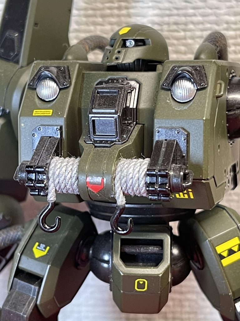 胸のウインチは折れてしまったので、タコ糸をシルバーに塗装し巻き付けてあります