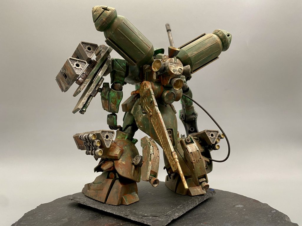 さらに、盛り込みたい要素として、でかいバックパックというテーマがありました。ちょうど余っていたランゲ・ブルーノ砲改(ギラ・ズールのやつ)を持ってきました。(f90の漫画とかで見たゲルググがランゲ・ブルーノ砲担いでいるやつから発想を得てたり((꜆꜄•̀ω•́)꜆꜄꜆スルスル)