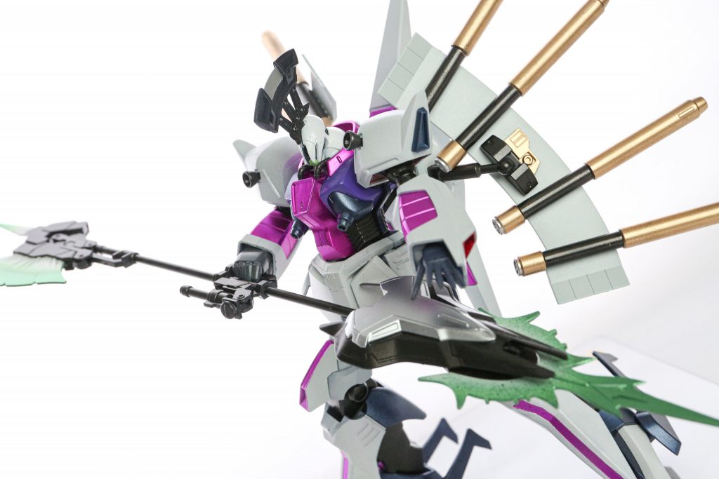 ガンダムマーカーエアブラシシステムを早く使いたくてゲート処理や合わせ目消しもすっ飛ばしたので、だいぶ荒い作りです