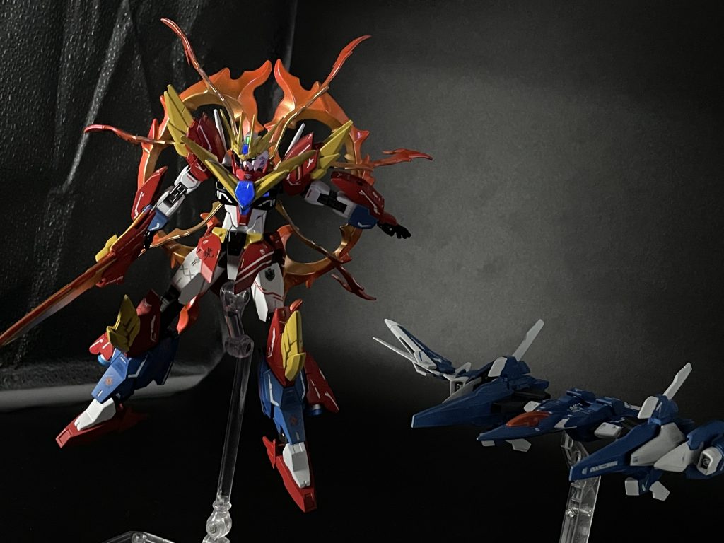 スプリュウムガンダムとスカイライザーの共闘シーンです。名前由来は、勇者なのでコアガンダム ブレイブは決めていたんですが、太陽のアーマーを着けたガンダムということで最強の名前が欲しかったので、色合いも似ている大好きなウルトラマンガイア スプリームヴァージョンと太陽神ルーの名前を混ぜて、「スプリュウムガンダム」となりました!