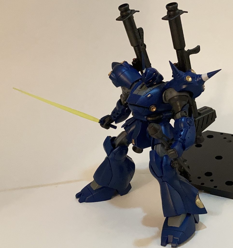 ビームサーベル×2、シュツルムファウスト×2実は右手の握りこぶしが割れてしまって武器を持たせる度にポロポロ落ちる事態に…さらに手の甲も割れてしまうという…でも何とか撮れたからギリセーフ！(汗)