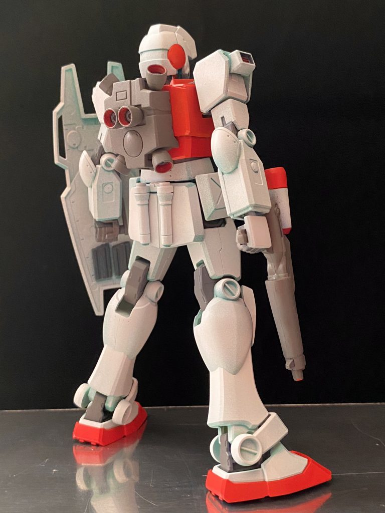 バックショット。他のEGガンダム改造ジム系と組み換え遊びが目的なので脚のスラスターは取り入れていません。