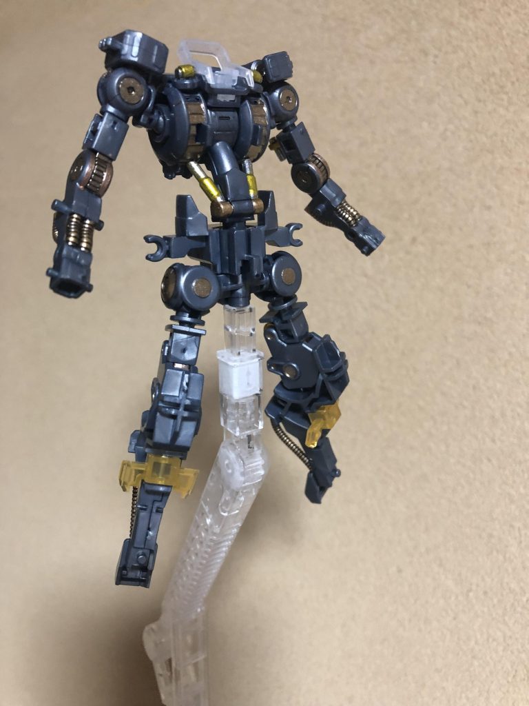 今回は限定品なんでフレーム自体の塗装はせずに各種シリンダー、エイハブリアクター、モーター、アクチュエーター、ホース等を筆塗り部分塗装しただけですが、胴体が伸びるように腰のボールジョイントの受けを軽く改造してあります。2.5ミリアップ位かな。