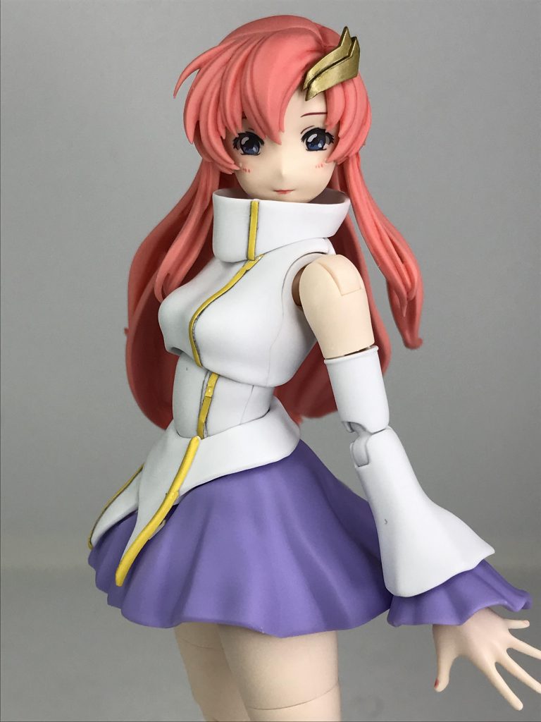 ミニスカートバージョン。うーん、個人的に、ラクスはロングが良い気がします。ちなみに,特に腹部のラインシールがすぐはがれます。胸の部品とこすれるので、塗装したとしてもすぐはげそうです。