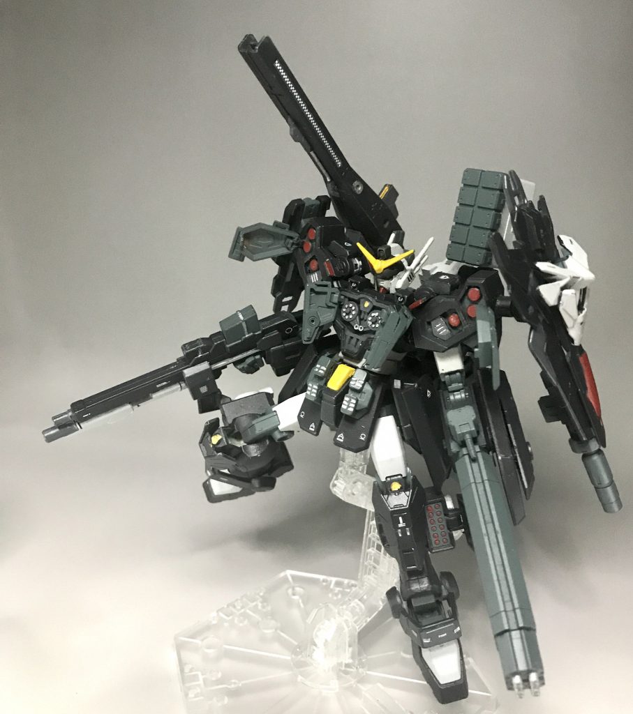 肩部ホーミングミサイル、脚部マイクロミサイル、背部ミサイルランチャー本体に装備されているミサイル、強力な弾幕を形成する