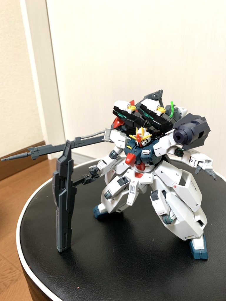 両肩に3mmジョイントがあり、戦況を応じて装備を変えられるのも本機の魅力！GNアメイジングメガランチャーとGN粒子貯蔵タンクをつけて見ました。