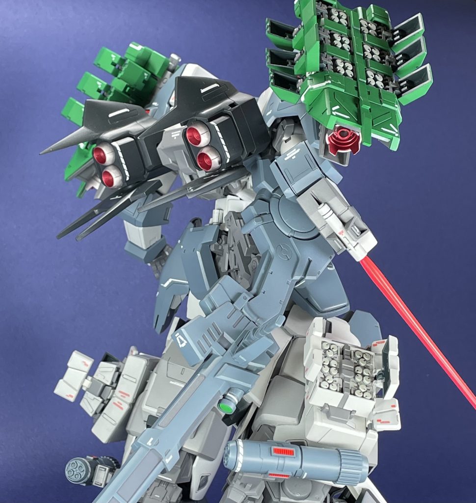 接近戦用に右腕にはビームサーベル。脚部ミサイルポッドで増した重量をカバーする、ドムトローペン的なホバーユニットを追加。