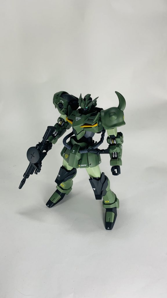 主な武装はザクマシンガンと30MMのアックス